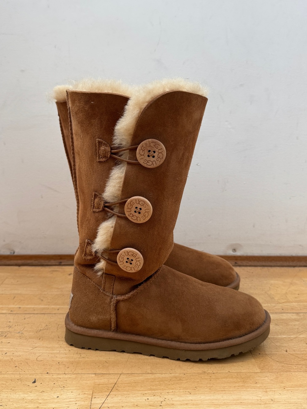 UGG Bailey Button Triplet GENTLY Worn Size 6 Chestnut Suede